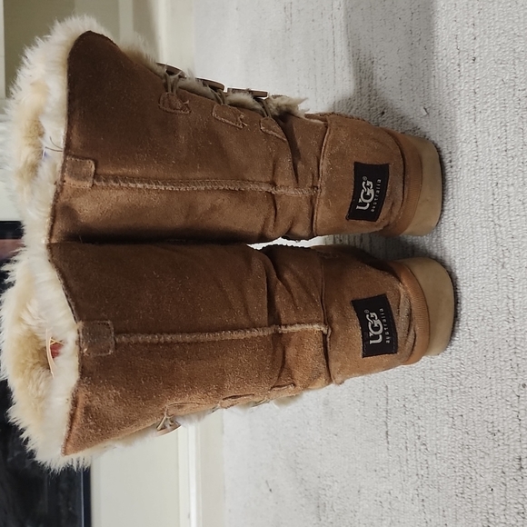Women Ugg Boots - Picture 3 of 4